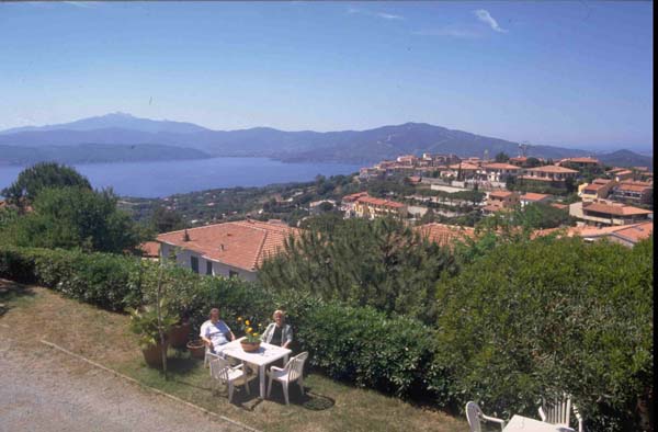 Razgled z Villa I Ginepri: podnevi. Capoliveri Otok Elba Toscana Italjia